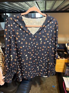 Women's Navy Floral V-Neck Long Sleeve Top